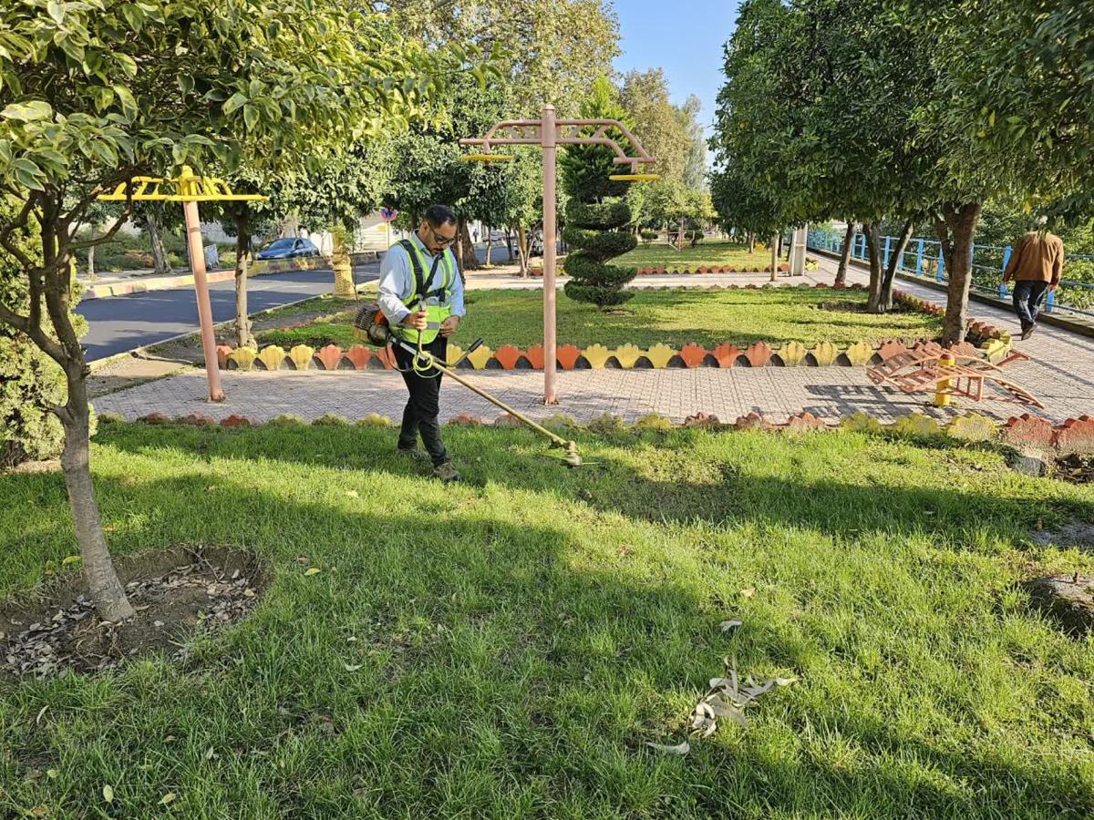 1402 07 23گزارش5 - چمن زنی بلوار یوسفیان-1402/07/23