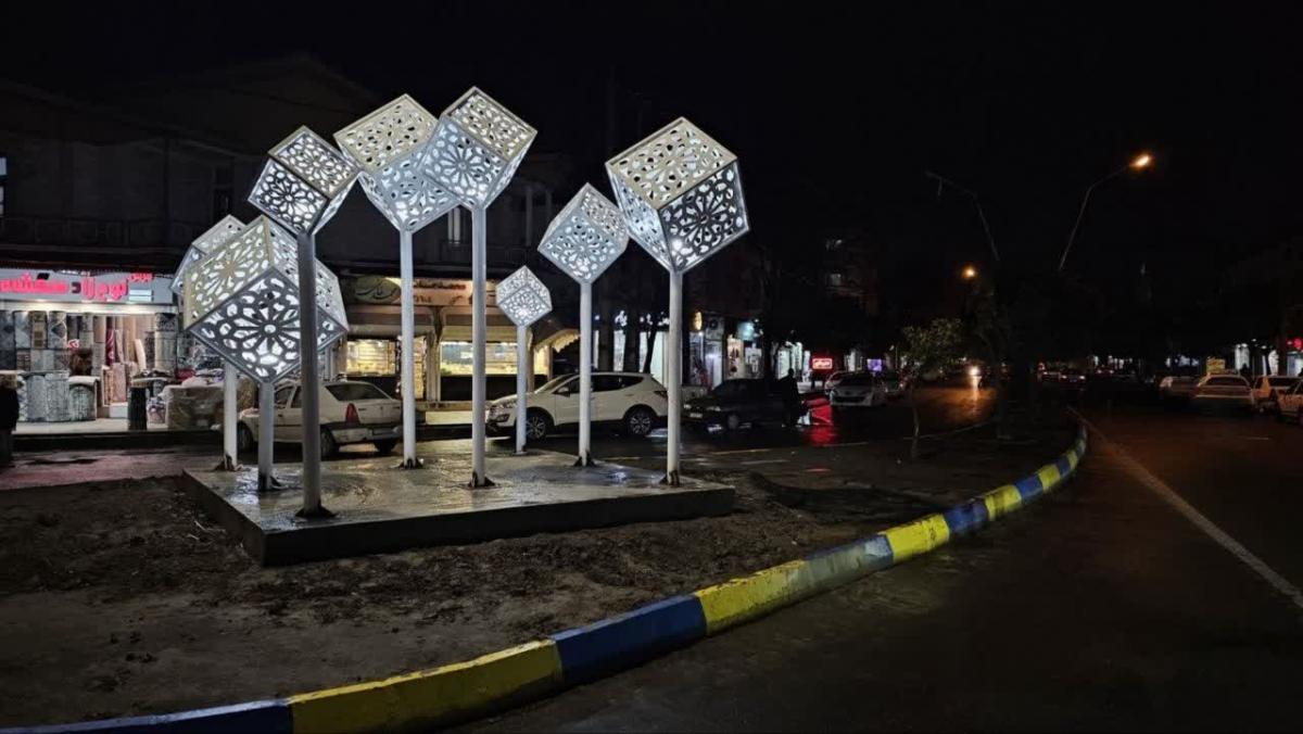 photo17259053320 - 🌟 آمل، جلوه‌ای نو از هنر شهری با المان نوری مکعب دائمی