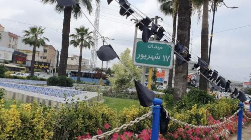 photo5061252810 - سیاه پوش نمودن سیمای شهری آمل به مناسبت سالگرد ارتحال امام خمینی(ره)