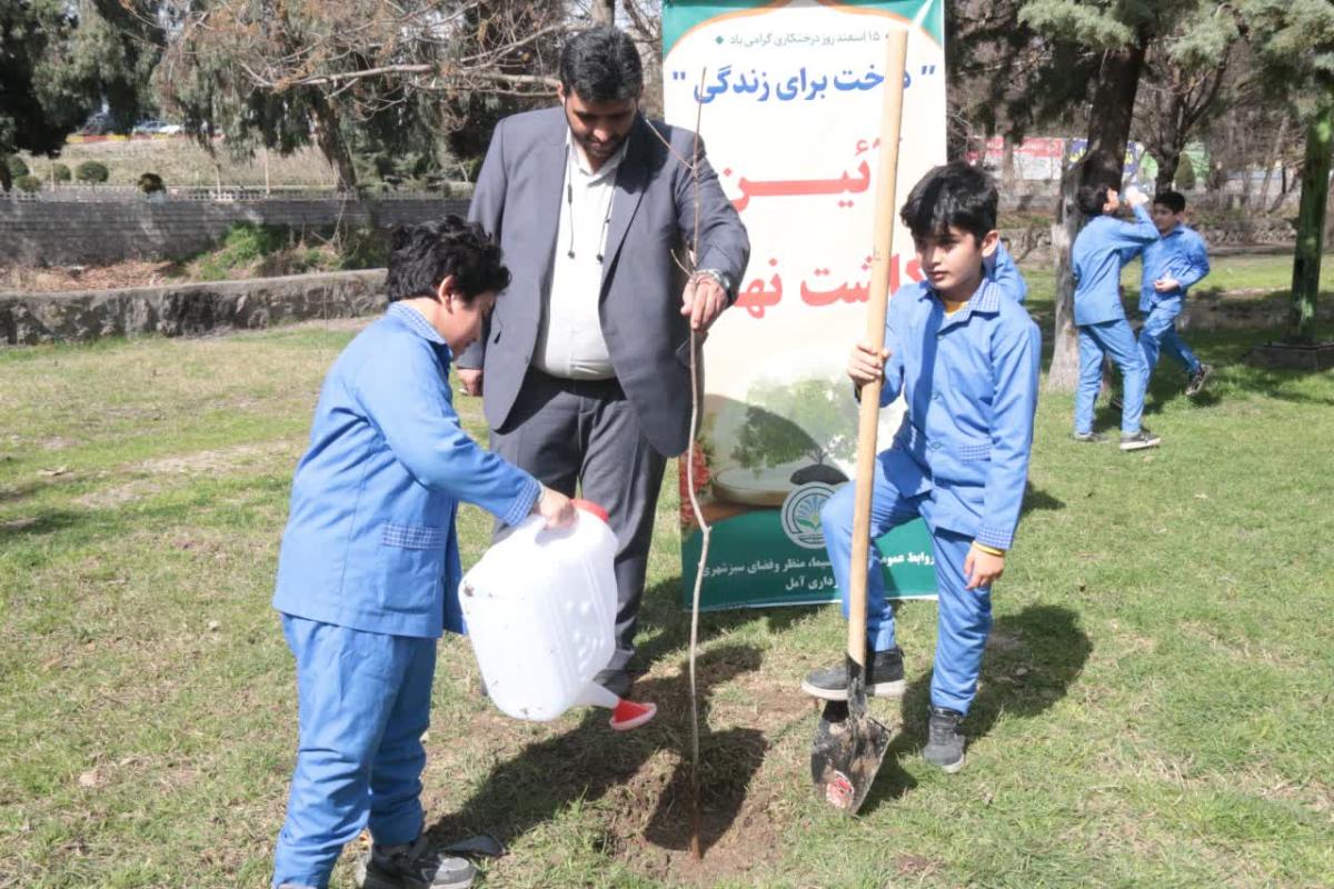 پارک آلاله 6 - کاشت نهال توسط دانش آموزان در روز درختکاری